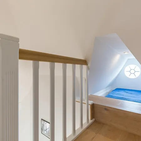 Tom Kyle Apartament